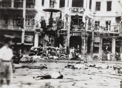 【jpg清晰版】1937年8月14日上海爱德华七世大道与虞洽卿路遭轰炸后的景象.jpg