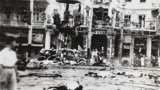 【jpg清晰版】1937年8月14日上海爱德华七世大道与虞洽卿路遭轰炸后的景象.jpg