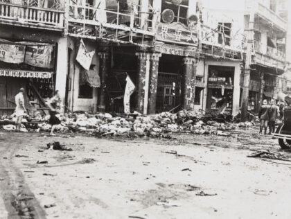 【jpg清晰版】1937年8月14日上海爱德华七世大道与虞洽卿路遭轰炸后的景象.jpg