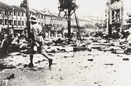 【jpg清晰版】1937年8月14日上海爱德华七世大道大世界娱乐中心外的血腥星期六轰炸后景象.jpg