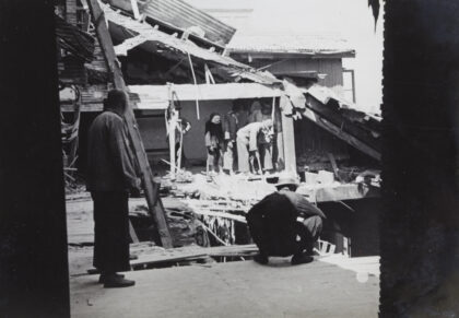 【jpg清晰版】1937年8月14日轰炸后上海华懋饭店上层废墟中的男子们.jpg