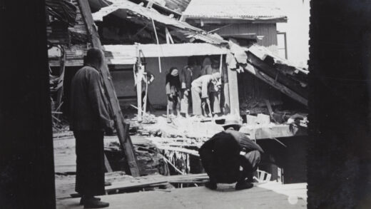 【jpg清晰版】1937年8月14日轰炸后上海华懋饭店上层废墟中的男子们.jpg