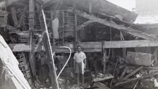 【jpg清晰版】1937年8月14日轰炸后上海华懋饭店上层废墟中的男子们.jpg