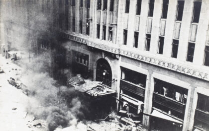 【jpg清晰版】1937年8月14日轰炸后上海南京路palacehotel外燃烧的残骸.jpg