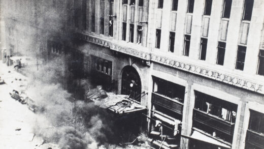 【jpg清晰版】1937年8月14日轰炸后上海南京路palacehotel外燃烧的残骸.jpg