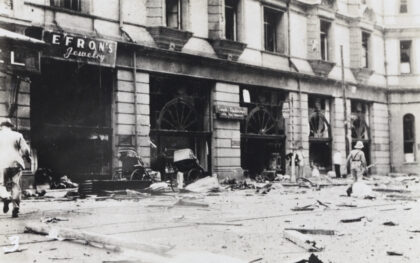 【jpg清晰版】1937年8月14日轰炸后上海南京路都城饭店外的废墟.jpg
