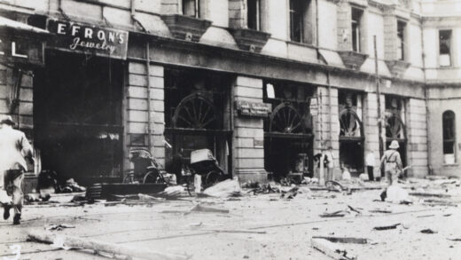 【jpg清晰版】1937年8月14日轰炸后上海南京路都城饭店外的废墟.jpg