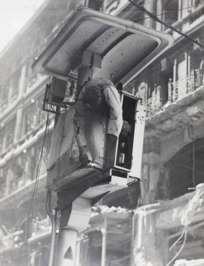 【jpg清晰版】1937年8月23日上海交通信号灯控制塔内一名锡克族警察身亡.jpg