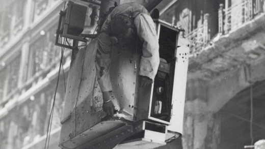 【jpg清晰版】1937年8月23日上海交通信号灯控制塔内一名锡克族警察身亡.jpg