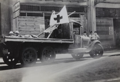 【jpg清晰版】1937年8月23日上海先施公司与永安公司遭轰炸后参与救援的志愿者.jpg