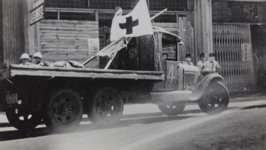 【jpg清晰版】1937年8月23日上海先施公司与永安公司遭轰炸后参与救援的志愿者.jpg