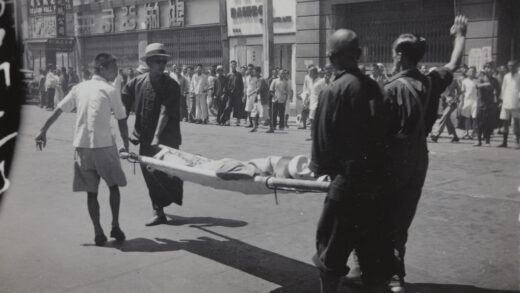【jpg清晰版】1937年8月23日上海先施公司与永安公司遭轰炸后担架队运送伤员的场景.jpg
