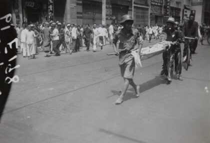 【jpg清晰版】1937年8月23日上海先施公司与永安百货遭轰炸后一名伤者躺在担架上.jpg