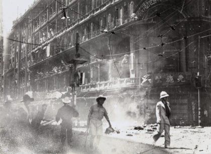 【jpg清晰版】1937年8月23日上海先施公司百货大楼遭轰炸后紧急救援场景.jpg