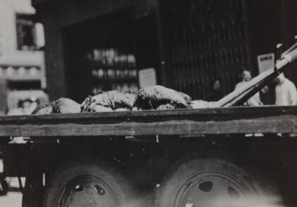 【jpg清晰版】1937年8月23日上海先施公司遭轰炸后卡车收集尸体.jpg