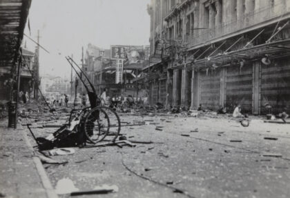 【jpg清晰版】1937年8月23日南京路永安公司遭轰炸后的惨状.jpg
