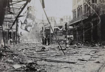 【jpg清晰版】1937年8月23日南京路永安百货公司遭轰炸后的惨状.jpg