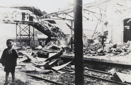 【jpg清晰版】1937年8月28日上海南站遭轰炸后站台上一个缠着绷带的男孩.jpg