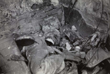 【jpg清晰版】1937年8月上海一名中国士兵遗体手握一枚手榴弹.jpg