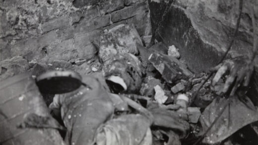 【jpg清晰版】1937年8月上海一名中国士兵遗体手握一枚手榴弹.jpg