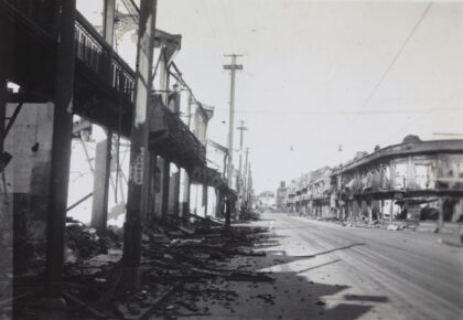 【jpg清晰版】1937年8月上海东修德路近登特路处的战争损毁.jpg