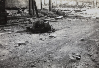 【jpg清晰版】1937年8月上海曲阜路与昆明路阵亡的中国士兵.jpg