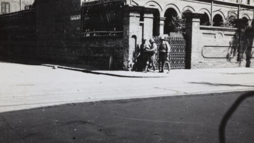【jpg清晰版】1937年8月上海江西北路与北江西路交叉口三名日本海军陆战队员.jpg