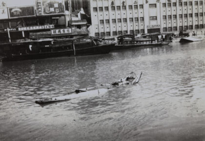 【jpg清晰版】1937年8月上海苏州河上浮尸漂荡的沉船残骸.jpg
