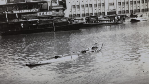 【jpg清晰版】1937年8月上海苏州河上浮尸漂荡的沉船残骸.jpg