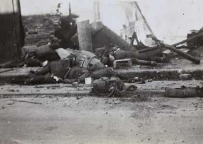 【jpg清晰版】1937年8月上海阵亡的中国士兵昆明路与东余杭路.jpg