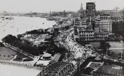 【jpg清晰版】1937年8月中国难民涌过外白渡桥进入上海外滩.jpg