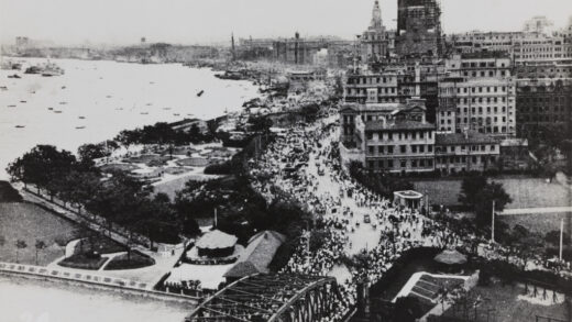 【jpg清晰版】1937年8月中国难民涌过外白渡桥进入上海外滩.jpg