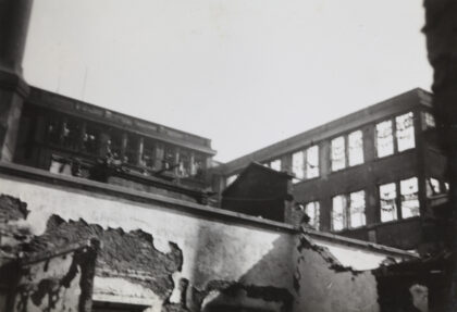 【jpg清晰版】1937年8月南洋兄弟烟草公司被焚毁后的上海.jpg