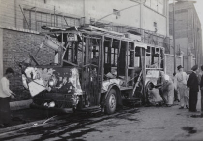 【jpg清晰版】1937年8月技工们在上海马克汉姆路抢修遭炸弹损毁的有轨电车.jpg