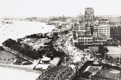 【jpg清晰版】1937年8月难民经外白渡桥逃往外滩上海.jpg