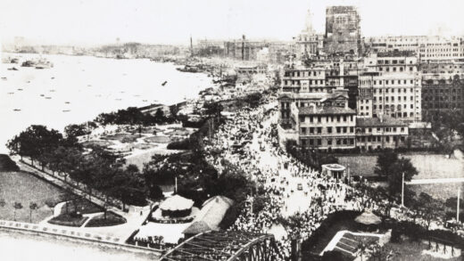 【jpg清晰版】1937年8月难民经外白渡桥逃往外滩上海.jpg