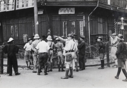 【jpg清晰版】1937年9月12日上海万国商团与美国、英国及中国士兵观看消防员救火上海.jpg
