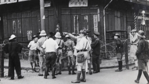 【jpg清晰版】1937年9月12日上海万国商团与美国、英国及中国士兵观看消防员救火上海.jpg