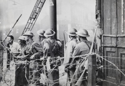 【jpg清晰版】1937年9月12日上海中国士兵观看消防员灭火.jpg