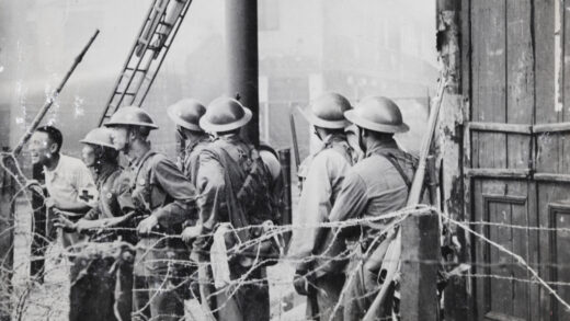 【jpg清晰版】1937年9月12日上海中国士兵观看消防员灭火.jpg