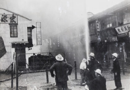 【jpg清晰版】1937年9月12日上海消防队在阿拉巴斯特路灭火.jpg