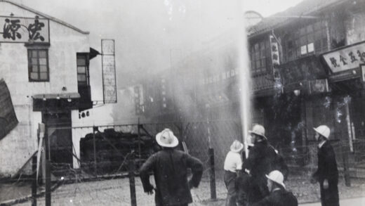 【jpg清晰版】1937年9月12日上海消防队在阿拉巴斯特路灭火.jpg