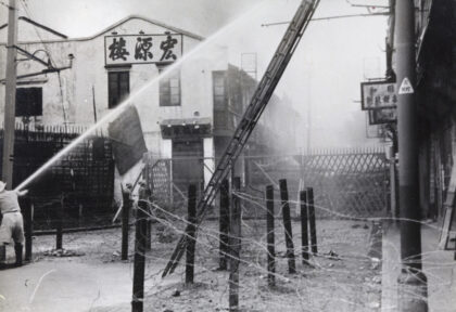 【jpg清晰版】1937年9月12日上海消防队在阿拉巴斯特路灭火.jpg