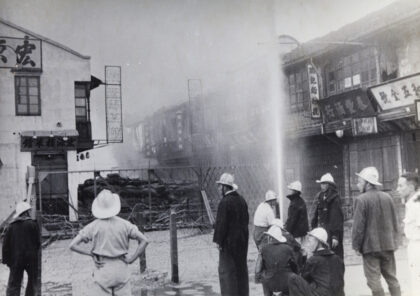 【jpg清晰版】1937年9月12日上海消防队在阿拉白司脱路扑救火灾.jpg