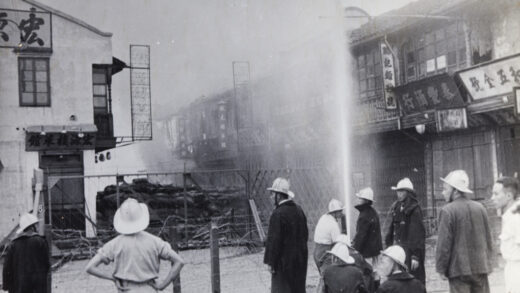 【jpg清晰版】1937年9月12日上海消防队在阿拉白司脱路扑救火灾.jpg