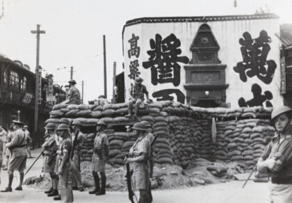 【jpg清晰版】1937年9月12日上海英军士兵在沙袋掩体哨所观望消防员灭火.jpg