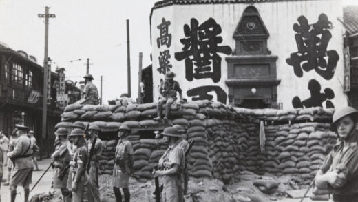 【jpg清晰版】1937年9月12日上海英军士兵在沙袋掩体哨所观望消防员灭火.jpg