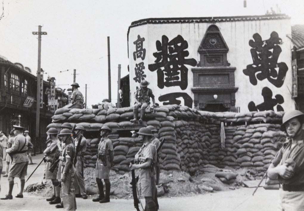 【JPG清晰版】年月日上海英军士兵在沙袋掩体哨所观望消防员灭火