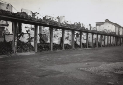 【jpg清晰版】1937年9月上海梧州路与点路交口处战损建筑.jpg