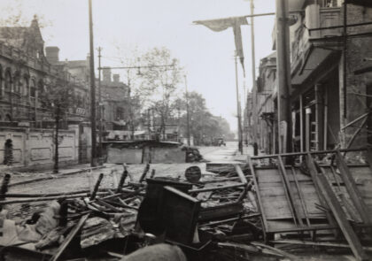 【jpg清晰版】1937年9月江西路与四川路之间的靶子路设置的路障与岗哨.jpg